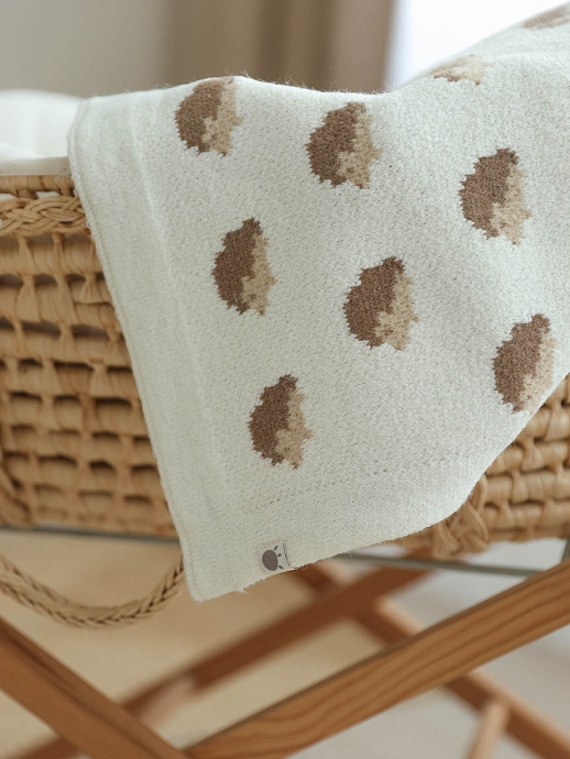 Плед полушерстяной детский на ребенке